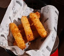 Сырные палочки с фирменным соусом