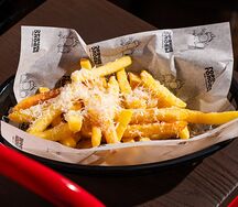 Картошка фри с пармезаном и трюфельным соусом