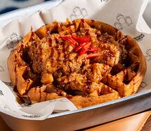 Вафля с жареной курицей и сиропом 