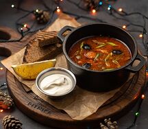 Солянка с каперсами и бородинскими гренками