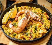 Паэлья с креветками, лангустинами и чоризо
