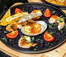 Паэлья черная с гребешком и красной икрой