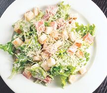 Салат Цезарь с курицей