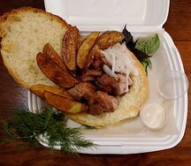 Шашлык из свиной шеи в хрустящей булочке