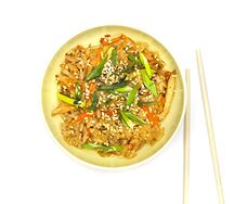 Японский рис с курицей и соусом чили