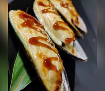 Мидии, запечённые с угрём