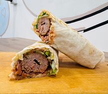 Люля-кебаб в лаваше с овощами 