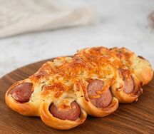 Вензель с сыром и сосиской