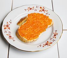 Бутерброд с красной икрой и сливочным маслом