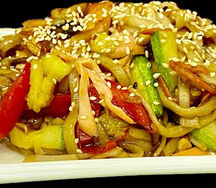Wok с лососем и овощами