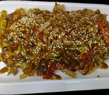 Wok с угрем и овощами