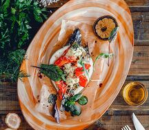 Форель радужная, запеченная с овощами