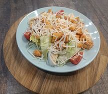 Салат Цезарь с фирменной курочкой