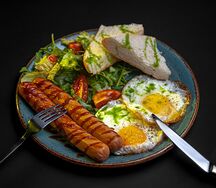Глазунья с колбасками