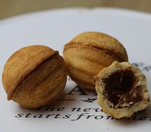 Орешки с вареной сгущенкой