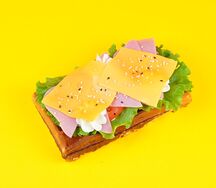 Бельгийская вафля с ветчиной и творожным сыром