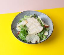 Салат Цезарь с курицей