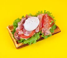 Бельгийская вафля с беконом и яйцом пашот