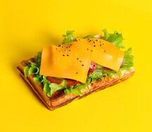 Бельгийская вафля с охотничьими колбасками