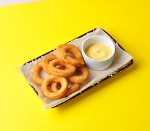 Луковые кольца с сырным соусом