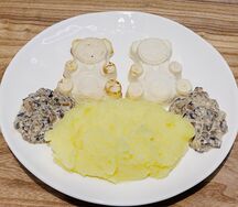 Куриный шницель с картофельным пюре и грибным соусом