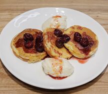 Панкейки с семечками, заварным кремом и пряной вишней 