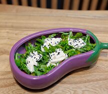 Салат с хрустящими баклажанами, помидорами черри и страчателлой