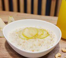 Овсяная каша с запеченным кешью и карамелизированной грушей