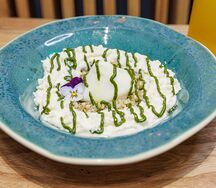Зеленая гречка с муссом из пармезана и яйцом пашот