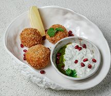 Фалафель из греческого нута с соусом дзадзики