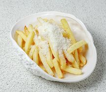Картофель фри с трюфельным маслом и пармезаном