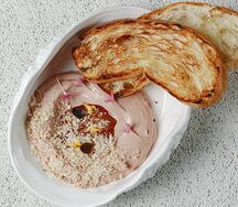 Паштет из печени цыпленка с инжирным конфитюром, фундуком и чиабаттой