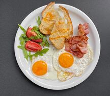 Глазунья с беконом