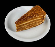 Кусок торта Медовик