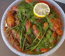 Крупные вареные раки с лимончиком и укропом