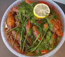 Отборные варёные раки с укропом и лимончиком