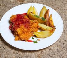Куриный шницель с картофелем по-деревенски и брусничным соусом