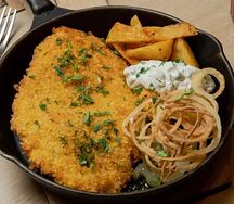 Шницель куриный с соусом тартар и картофельными дольками