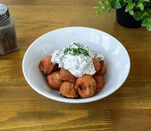 Жареные пельмени Три мяса со сливочным соусом