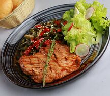 Филе куриной грудки со свежими овощами и маринованным луком