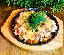 Горячая сковородка со свининой и грибами