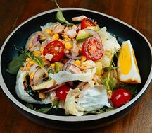 Салат с тунцом и сладкой кукурузой