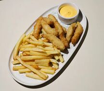 Наггетсы куриные с картофелем фри и сырным соусом