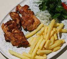 Шашлык из куриного бедрышка с картофелем фри