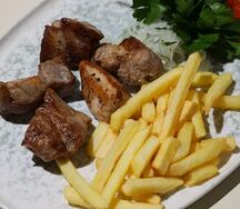 Шашлык из свиной шейки с картофелем фри