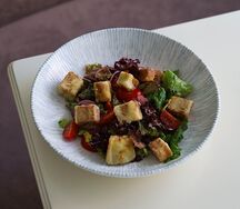 Салат с хрустящим баклажаном и хумусом