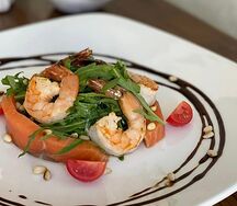 Салат с креветками и лососем