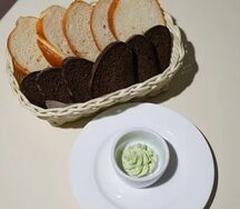 Хлебная корзина с зеленым маслом