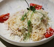 Спагетти с куриной грудкой и беконом, томатами черри и твердым сыром 