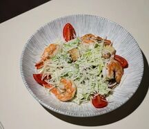 Цезарь с тигровыми креветками